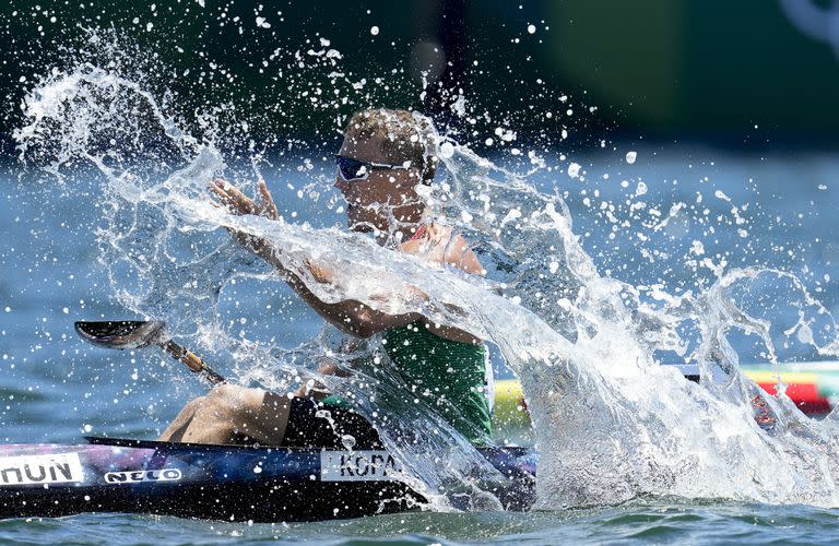 Balint Kopasz de Hungría después de terminar primero en la final de kayak individual masculino de 1000 m.