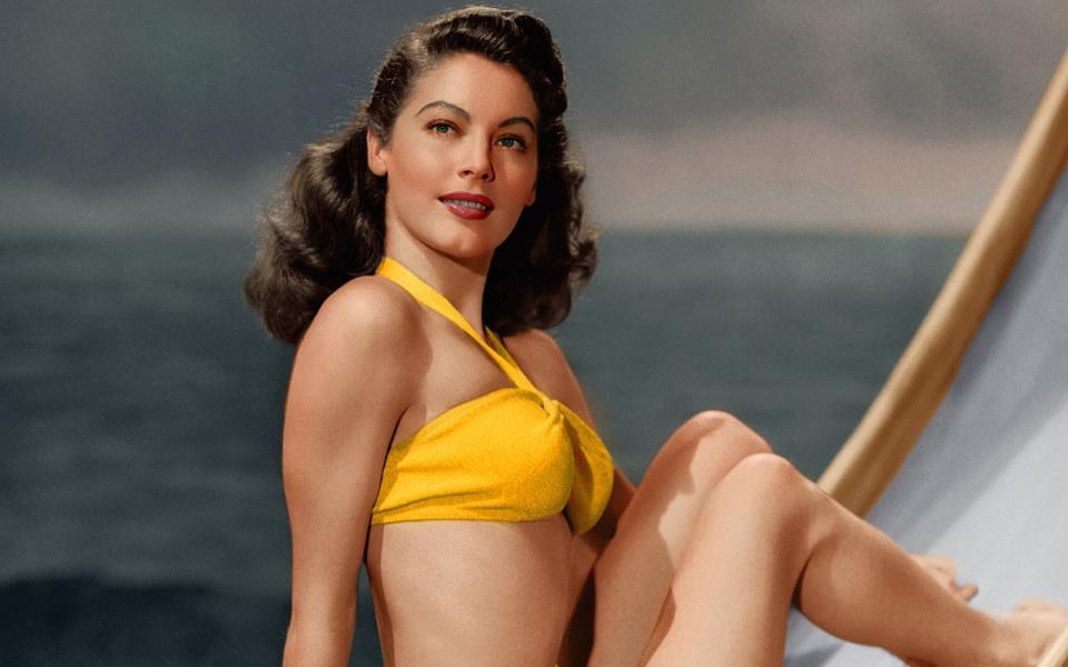 Natürlich gab es schon auch vor der "Erfindung" des Bikinis zweiteilige Bademoden für Frauen: Hollywood-Legende Ava Gardner posiert für ein Foto 1945. (Bild: Silver Screen Collection/Getty Images)