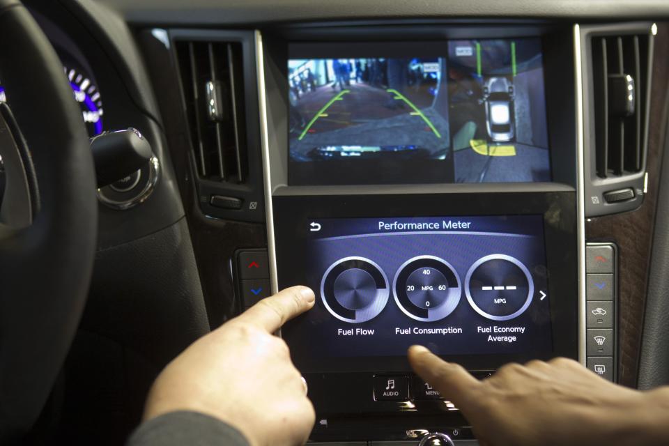 An Infiniti InTouch infotainment system is demonstrated inside an Infinity Q50S during the 2014 International Consumer Electronics Show (CES) in Las Vegas, Nevada, January 7, 2014. REUTERS/Steve Marcus (UNITED STATES - Tags: BUSINESS SCIENCE TECHNOLOGY)