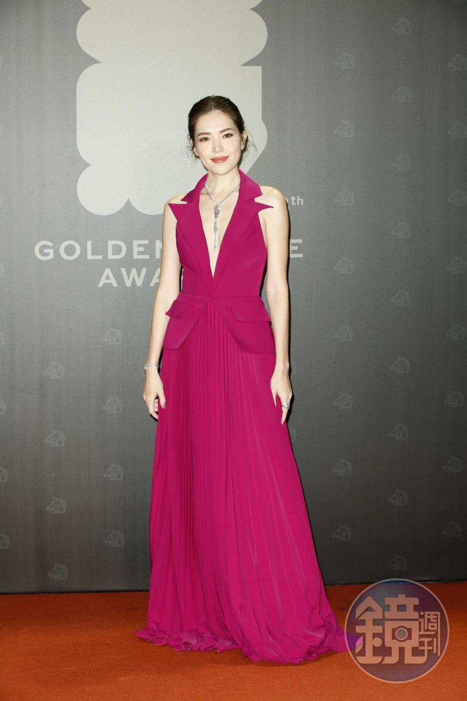 許瑋甯紫色禮服剛好襯托她的混血面孔，十分艷麗。