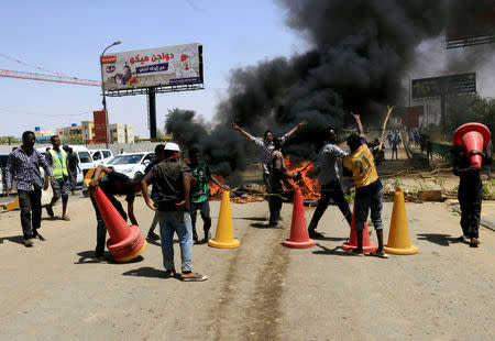 Sudanese protesters burn tyres and barricade the road leading to al-Mek Nimir Bridge crossing over Blue Nile; that links Khartoum North and Khartoum, in Sudan May 13, 2019. REUTERS/Mohamed Nureldin Abdallah
