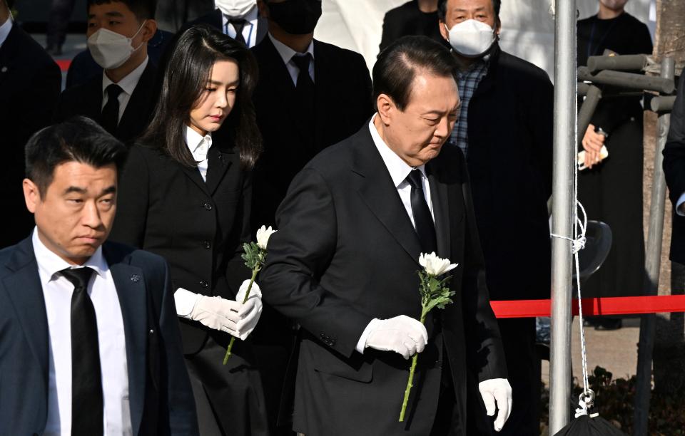 總統尹錫悅向死者獻花致哀。 (Photo by Jung Yeon-je / AFP) (Photo by JUNG YEON-JE/AFP via Getty Images)