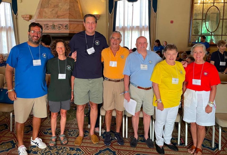 (De derecha a izquierda) José Ruiz, Emilia Qualich, Andrés Mendoza, José María Arellano, José Valdés-Fauli, Millie Houck y Gloria Mendoza posan para una foto en The Biltmore  Hotel durante una reunión familiar este fin de semana. Las camisetas de diferentes colores representan cada uno de los siete grupos de la familia.