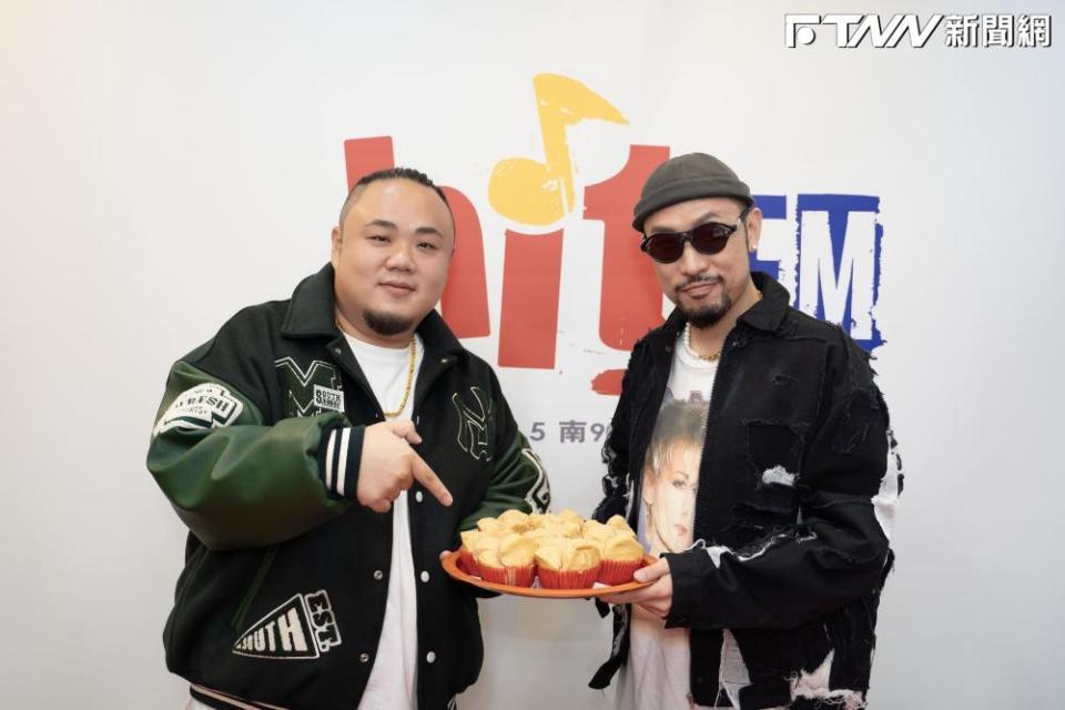 大淵MUTA現身電台助陣MC HotDog 熱狗新專輯跟演唱會都大發、大賣。 ​​​​​​​（圖／Hit Fm聯播網提供）