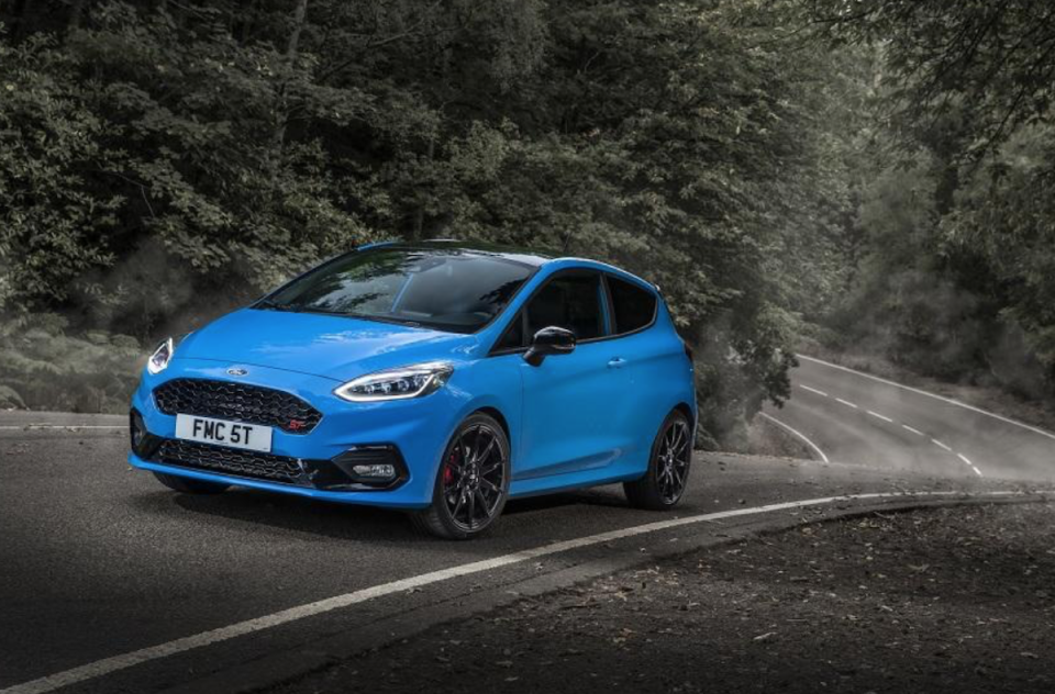 透過 Ford Performance 性能部門操刀，這輛 Fiesta ST Edition 其實與台灣近期剛發表的四代 Focus ST 有不少相似地方。