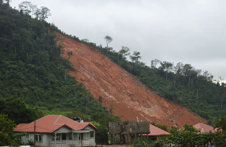 The surface of a hillside is pictured after a mudslide in the mountain town of Regent, Sierra Leone August 14, 2017. REUTERS/Ernest Henry