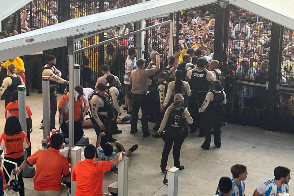 Integrantes de la policía de Estados Unidos controlan el ingreso de los aficionados al estadio Hard Rock este domingo previo a la final de la Copa América, en Miami.