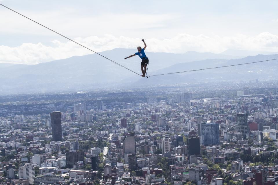 FOTOS: Alemán camina sobre cinta entre dos torres de Ciudad de México y rompe marcas