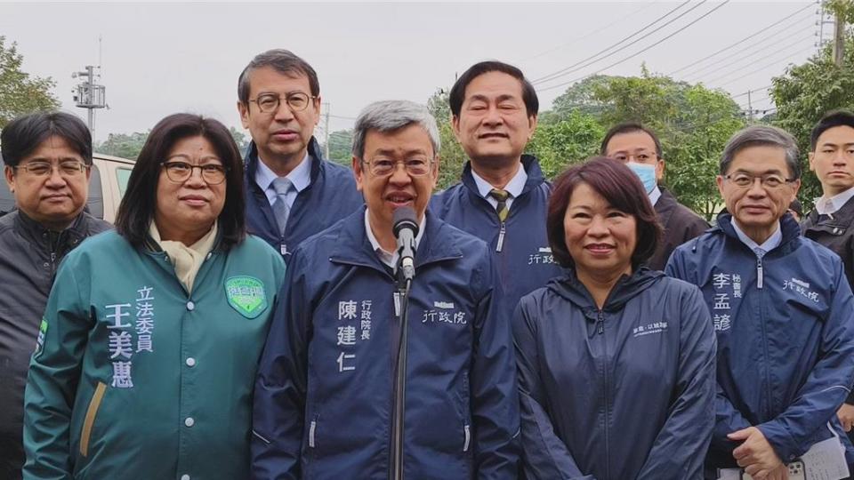 行政院長陳建仁今天在嘉義市受訪，再次譴責中國大陸是無理的經濟脅迫。（廖素慧攝）