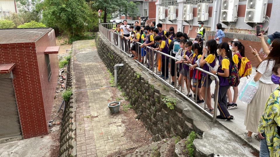 台南一中校長廖財固向立人學童導覽德慶溪的舊河道。（記者施春瑛攝）