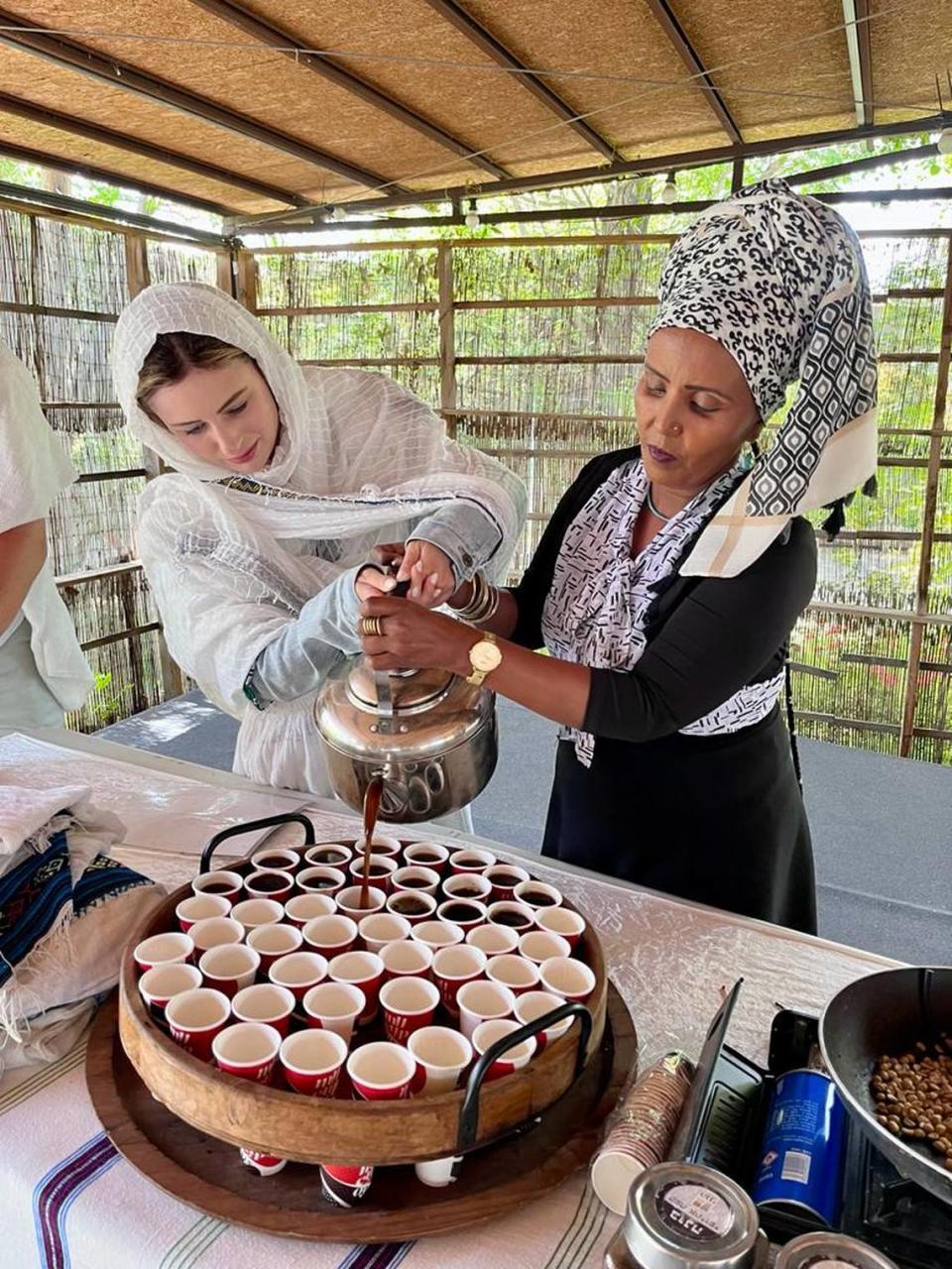 Julia Platt, de 24 años, de Miami, participa en una actividad para experimentar la cultura y tradición judía etíope en Kiryat Gat, Israel, el lunes, 24 de abril de 2023.