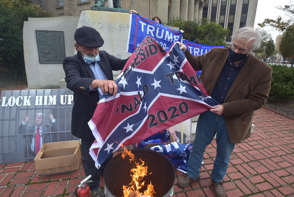 Manifestantes contra Donald Trump queman banderas. (Getty Images)