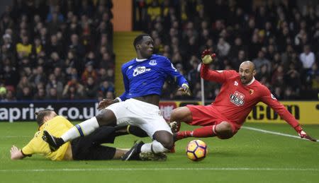 Football Soccer Britain - Watford v Everton - Premier League - Vicarage Road - 10/12/16 Everton's Romelu Lukaku in action with Watford's Sebastian Prodl and Heurelho Gomes Action Images via Reuters / Alan Walter Livepic EDITORIAL USE ONLY. No use with unauthorized audio, video, data, fixture lists, club/league logos or "live" services. Online in-match use limited to 45 images, no video emulation. No use in betting, games or single club/league/player publications. Please contact your account representative for further details.