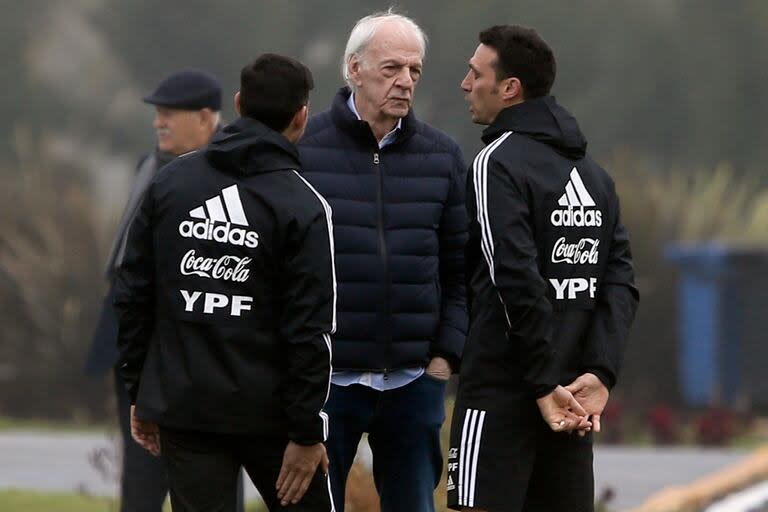 Menotti, Scaloni y Ayala, una escena en la antesala de la Copa América 