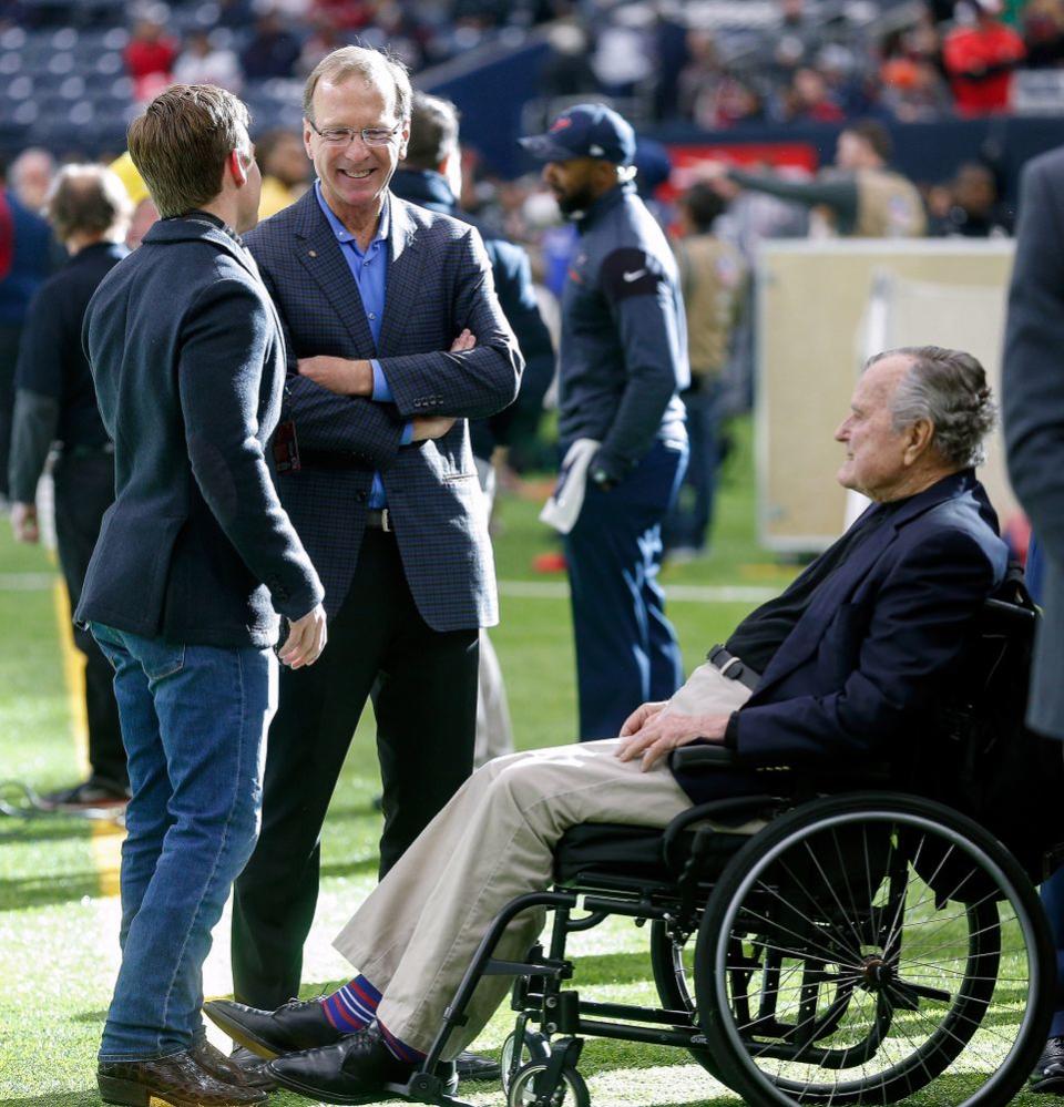 Neil Bush (center) with dad George H. W. Bush in January 2017