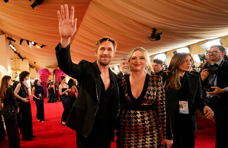 Oscars 2024 : Bradley Cooper et Ryan Gosling au bras de leurs parents sur tapis rouge