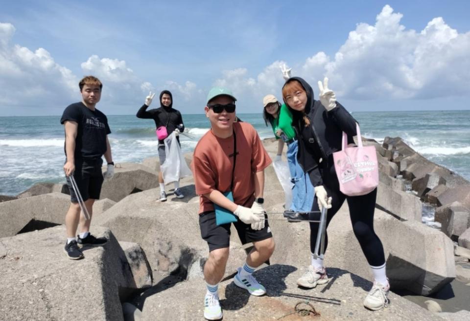 ▲海岸消波塊縫隙垃圾清除，健身工廠落實友善環境理念。(圖/健身工廠提供)