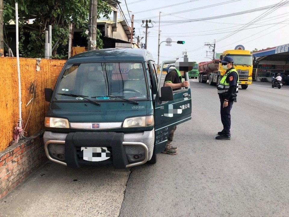 小貨車故障卡路口 東港警救援助移車 圖/警方提供 下同