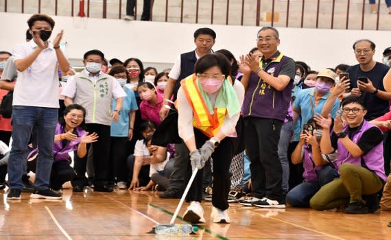 （觀傳媒彰化新聞）【記者陳雅芳／彰化報導】活力四射！113年彰化縣環保志工群英會今（22）日上午在大葉大學體育館熱鬧登場，開場由活力十足的彰化市復興社區樂齡太鼓隊，以自製環保樂器帶來精彩的打擊樂，為現場環保志義工鼓舞士氣，更為競賽揭開序幕。