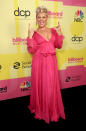 <p>Pink, galardonada con el ICON Award, hizo honor a su nombre artístico y acudió vestida de rosa. Sin embargo, su modelito no le favorecía demasiado. (Foto: Todd Williamson / NBCU Photo Bank via Getty Images)</p> 