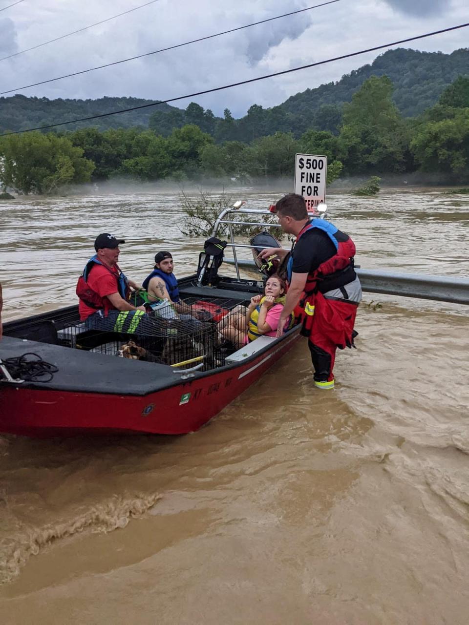 Un equipo de rescate evacua a los residentes de sus casas en un bote a través de las calles inundadas, en el condado de Breathitt, Kentucky, Estados Unidos, 28 de julio de 2022 (vía REUTERS)