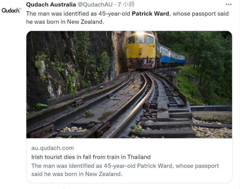 男子到泰國北碧府旅遊，搭上被稱為「死亡鐵路」的泰緬鐵路，為了自拍打開列車門，意外墜落約喪命。（圖／翻攝自推特）