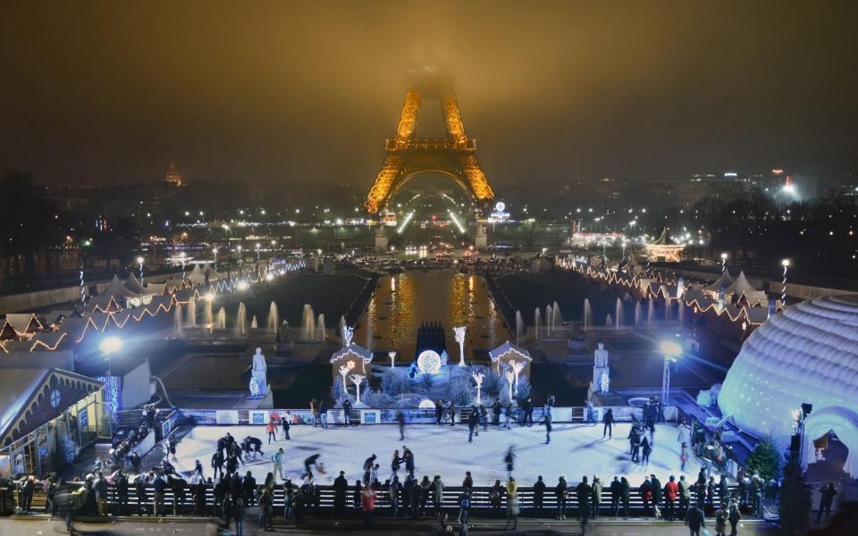 paris eiffel tower festive fun christmas - Alamy