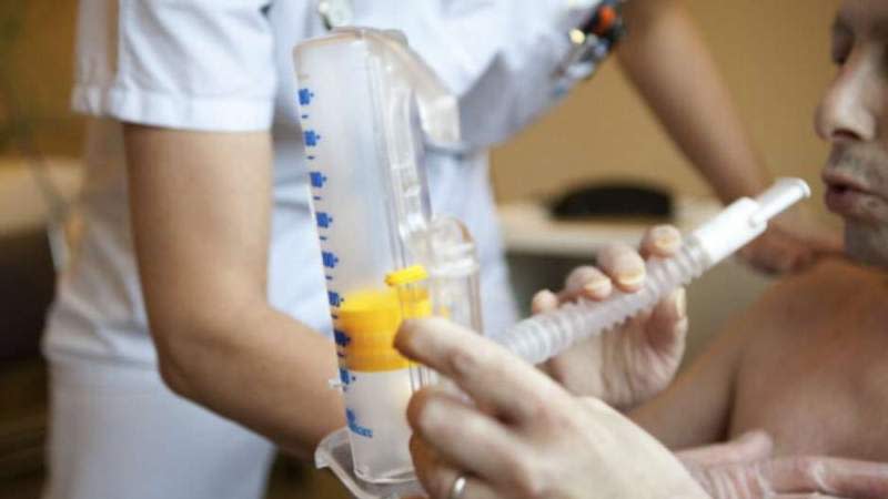 Un fumador de más de 25 años de hábito que acude al médico con algún síntoma respiratorio debe someterse a una espirometría, una prueba que mide la cantidad y velocidad del aire que se expulsa. (Foto: Getty)