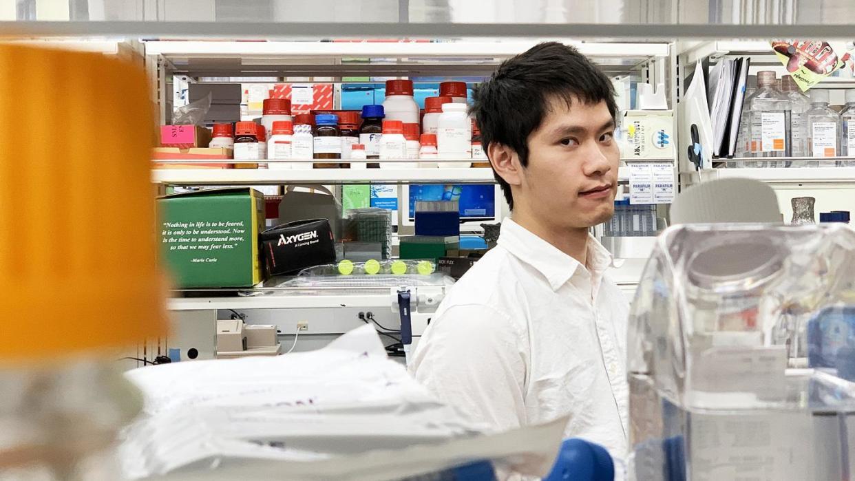 Félix Wong en su laboratorio