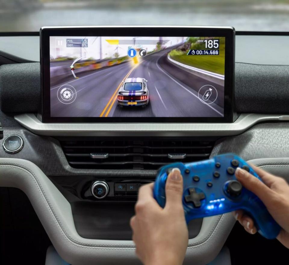 這套系統還支援藍牙遊戲搖桿的連接，讓車上的娛樂性更加分。(圖片來源：福特)
