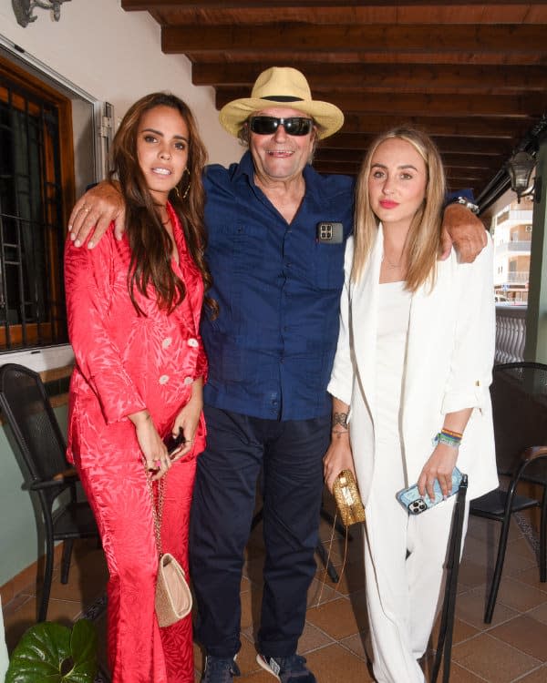 Amador Mohedano con Gloria Camila y Rocío Flores