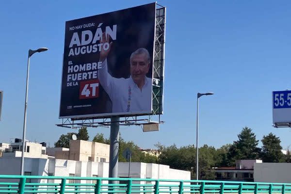 Espectacular promueve la candidatura de Adán Augusto López con la frase “El hombre fuerte de la 4”.
