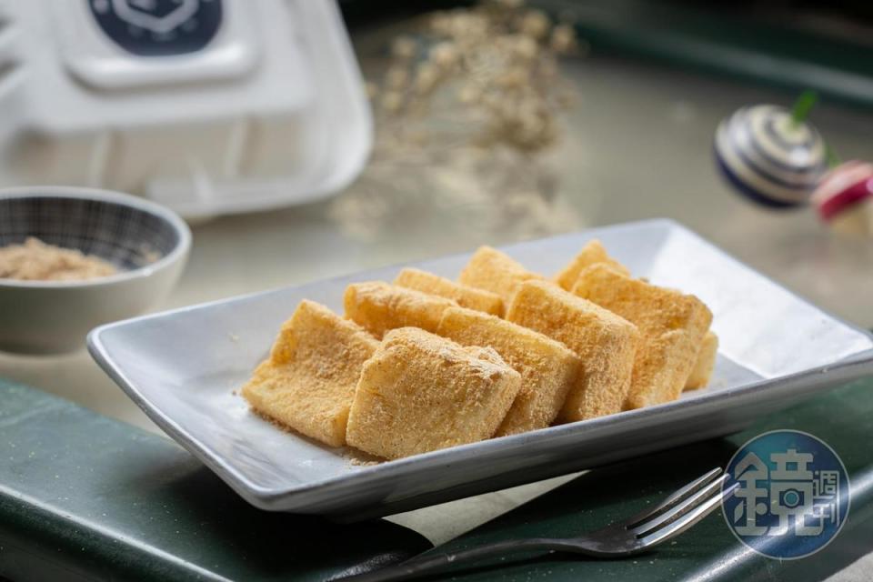 「日式雪花糕」糕體與原味雪花糕一樣，差別在於外層沾裹穀粉。（60元／100g）
