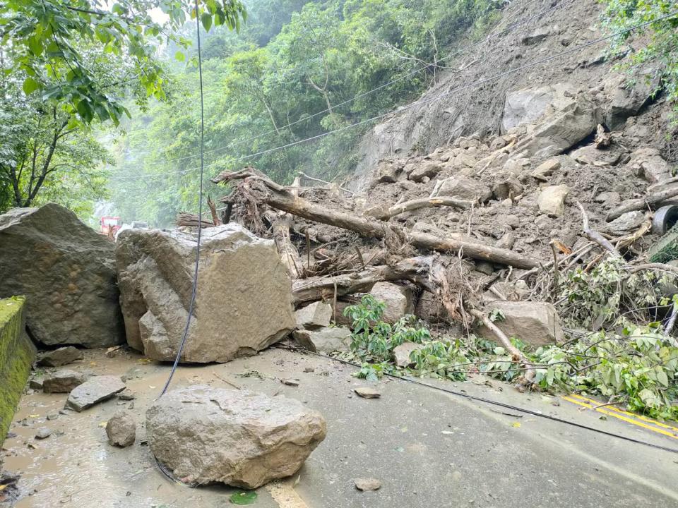 苗21線東河部落路段土石崩落，一駕駛遭砸中已緊急送醫。（圖／東森新聞）