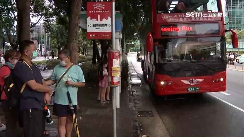 有民眾控訴台北的雙層巴士怎麼等都等不到。