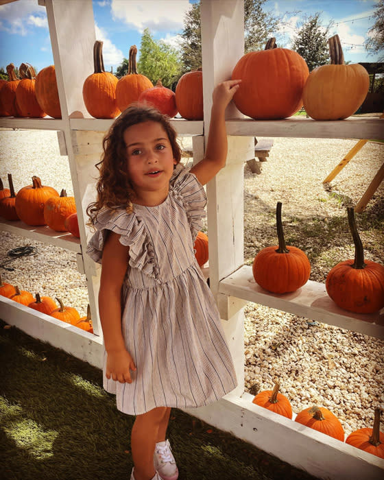 Adrienne de Suecia escogiendo calabazas