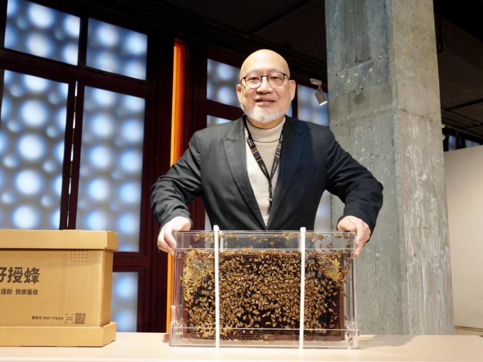 台大昆蟲系教授楊恩誠及其研究團隊所研發的無蜂王授粉蜂箱，以蜂王費洛蒙取代蜂巢內的蜂王，未來產業化後將可解決瓜果農長期找不到蜜蜂授粉的困境。（台灣大學提供）