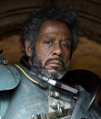 Saw Gerrera (Forest Whitaker) fora treinado por Anakin Skywalker e Obi-Wan Kenobi, mas prefere trabalhar sozinho.