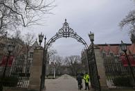 A University of Chicago police officer guards a gate entrance to the Main Quadrangle on the campus in Chicago, Illinois, United States, November 30 , 2015. The University canceled Monday classes and activities after being warned by the FBI that someone had made an online threat of gun violence on campus, university President Robert J. Zimmer announced on Sunday. (REUTERS/Jim Young)