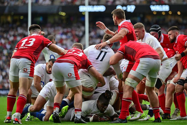 Maro Itoje, con el respaldo del pack, marca el try decisivo de los ingleses frente a los galeses en Twickenham.