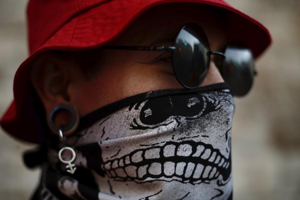 A protester wears a face mask amid the Coronavirus in front of Israel's Prime Minister's residence in Jerusalem, Thursday, July 16, 2020. Hundreds of protesters gathered outside Netanyahu's official residence in Jerusalem to protest against corruption and vent their anger at the economic downtown. (AP Photo/Ariel Schalit)
