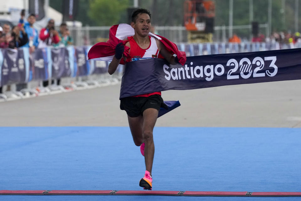 El peruano Cristhian Pacheco gana el maratón masculino de los Juegos Panamericanos de Santiago, Chile, el domingo 22 de octubre de 2023. (AP Foto/Martín Mejía)