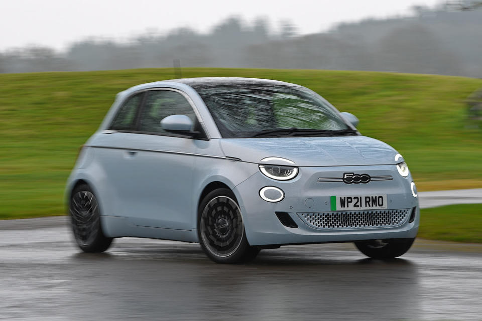 Fiat 500e front quarter turning