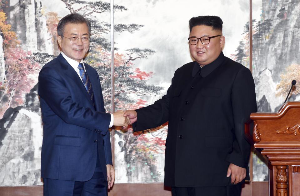Beim Treffen zwischen Südkoreas Präsident Moon Jae-in und Nordkoreas Machthaber Kim Jong-un in Pjöngjang erzielten die beiden vormals verfeindten Länder große Fortschritte bezüglich einer atomaren Abrüstung. (Bild: Pyongyang Press Corps Pool via AP)