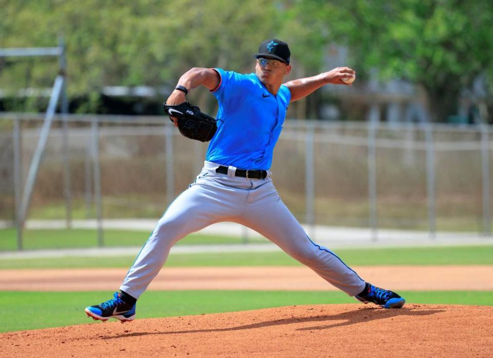 El pitcher de los Marlins Jesús Luzardo lanza en la pretemporada, el 17 de marzo de 2022 en Roger Dean Stadium en Jupiter, Florida.