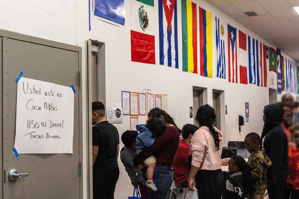  Migrants line up for breakfact in the cafeteria at the Casa Alitas shelter in Tucson on a morning in April. (Photo by <a href="https://cronkitenews.azpbs.org/people/lillie-boudreaux/" rel="nofollow noopener" target="_blank" data-ylk="slk:Lillie Boudreaux;elm:context_link;itc:0;sec:content-canvas" class="link ">Lillie Boudreaux</a>?Cronkite News)