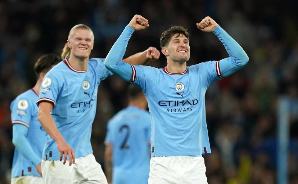 El jugador de Manchester City John Stones (der.) celebra con Erling Haaland tras anotar un gol en el partido contra Arsenal, celebrado el 26 de abril de 2023 en el Etihad Stadium, en Manchester, Inglaterra.