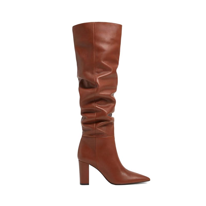 <p>En cuir, Mango, <a href="https://shop.mango.com/fr/femme/chaussure-cuir/bottes-cuir-talon_77057634.html" rel="nofollow noopener" target="_blank" data-ylk="slk:www.mango.com;elm:context_link;itc:0;sec:content-canvas" class="link ">www.mango.com</a>, 179,99 €</p>