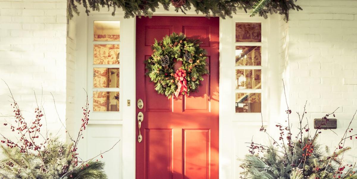 DIY Christmas Front Door Basket  Front door christmas decorations,  Christmas front doors, Christmas door decorations