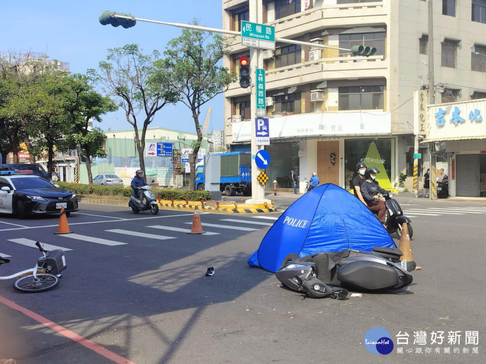 警方到場發現48歲女機車騎士已明顯死亡/陳致愷攝影